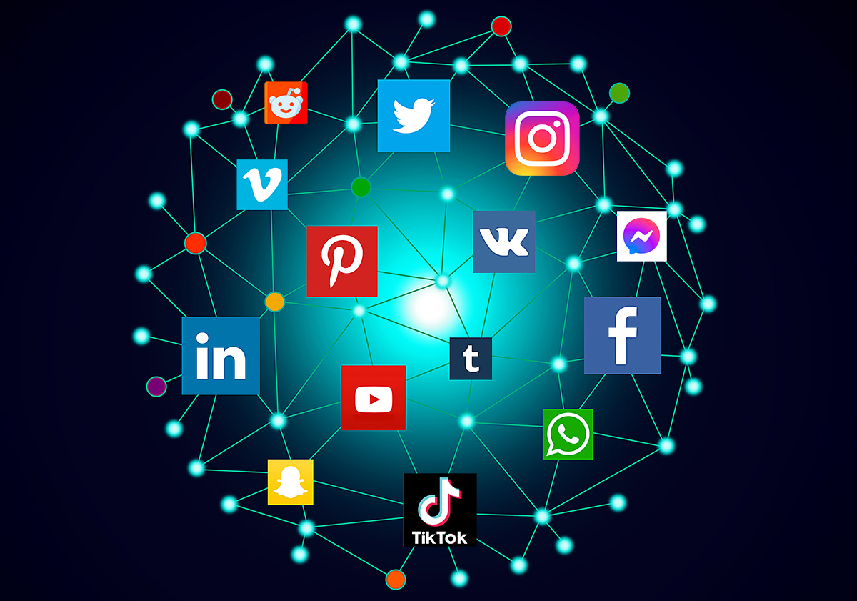 facebook advertising specialist working on smm marketing
